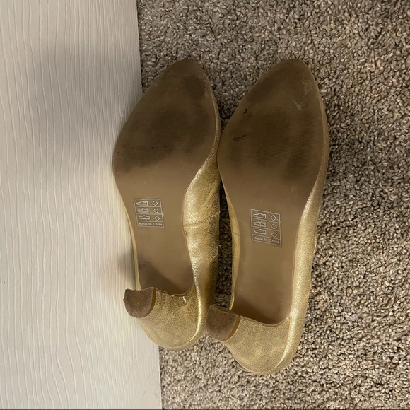 ModCloth Gold T-strap Heels - Picture 4 of 6